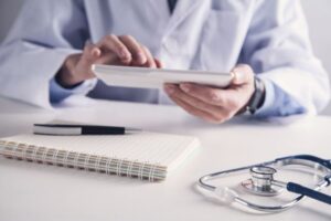 Tributação para Médicos PJ e PF: Qual paga menos impostos?